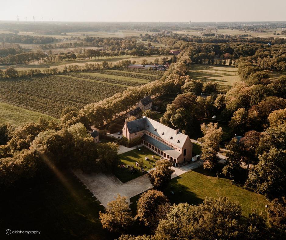 Отель Priorij Corsendonk Ауд-Тюрнхаут Экстерьер фото